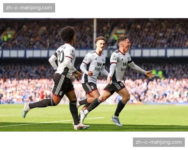 布莱顿控球体系面临挑战,中场三人组轮换保持传球流畅性 布莱顿控球体系面临挑战,中场三人组轮换保持传球流畅性